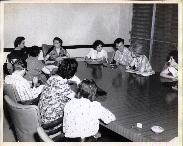 Foto de  Visita de bibliotecarios soviéticos, checos y búlgaros a la Biblioteca Nacional, atendidos por la doctora Freyre, Maruja Iglesias e Israel Echevarría, 1963. Foto Cooperativa Fotográfica. Fondos BNCJM.